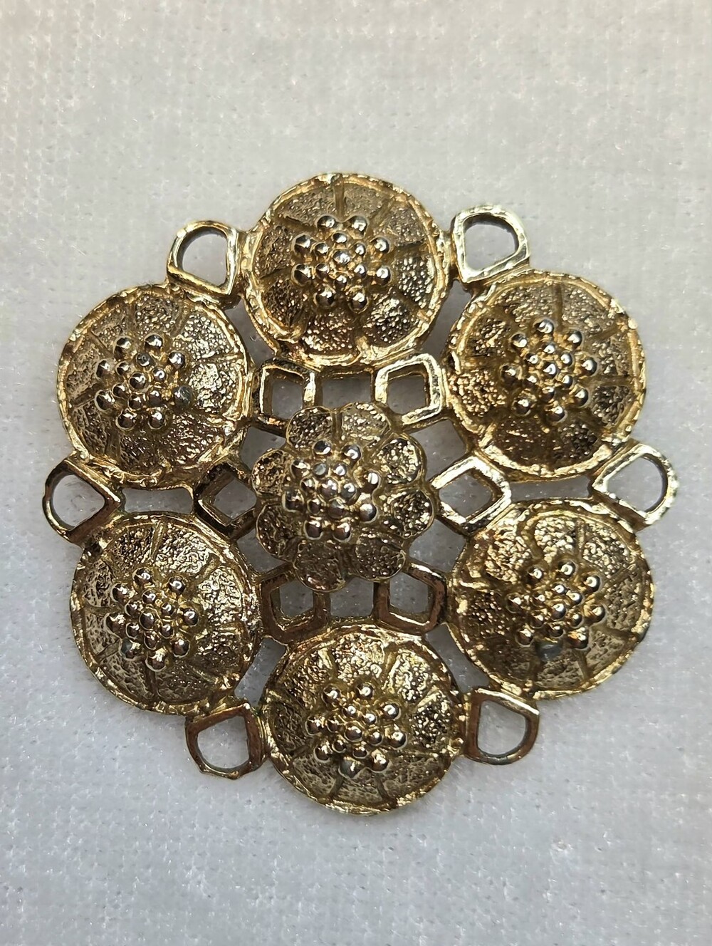 Vintage 1972 Sarah Coventry Goldtone "Fashion-Rite" Brooch / Pin